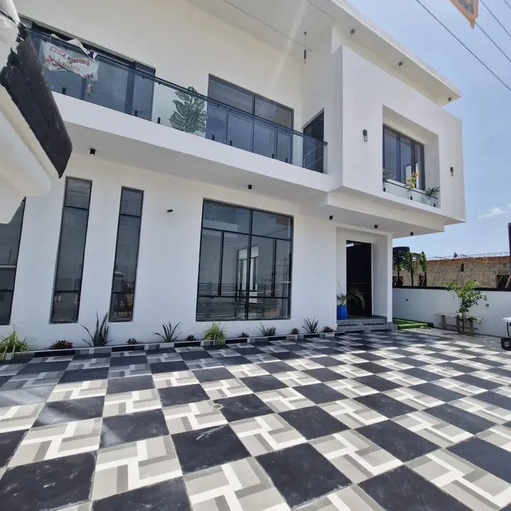 5 bed detached duplex ajah
